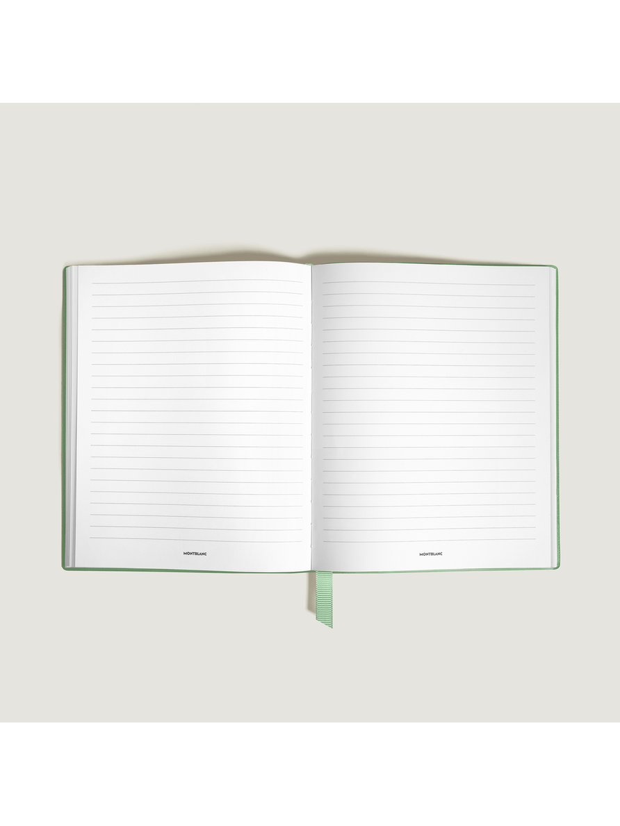 Cuaderno pequeño verde páginas con líneas